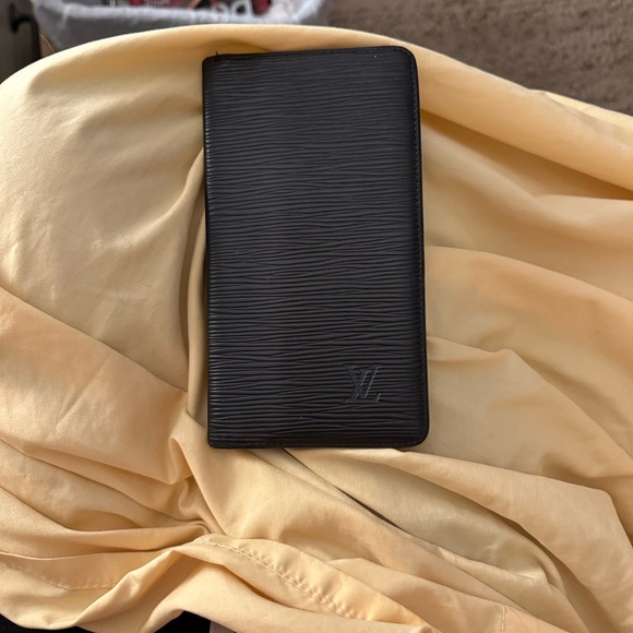 Louis Vuitton Textured Black Wallet - Picture 4 of 13